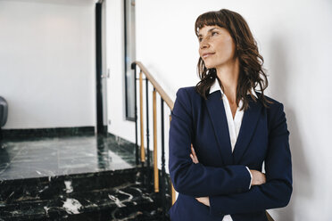 Erfolgreiche Geschäftsfrau auf einer Treppe stehend - KNSF02011