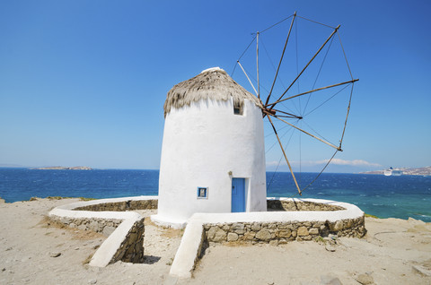 Griechenland, Mykonos, Blick auf eine traditionelle Windmühle, lizenzfreies Stockfoto