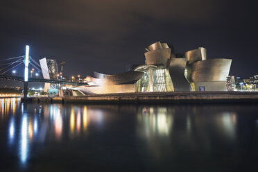 Spanien, Bilbao, Blick auf das beleuchtete Guggenheim-Museum bei Nacht - DHC00087