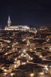 Spanien, Toledo, Blick auf beleuchtete Kathedrale und Stadtbild bei Nacht - DHCF00090