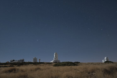 Spanien, Teneriffa, Teide-Sternwarte bei Nacht - DHCF00091