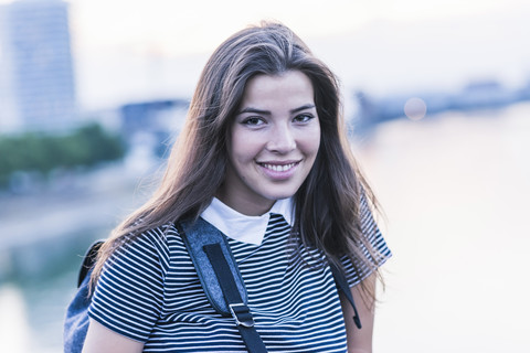 Porträt einer lächelnden jungen Frau mit langen braunen Haaren, lizenzfreies Stockfoto