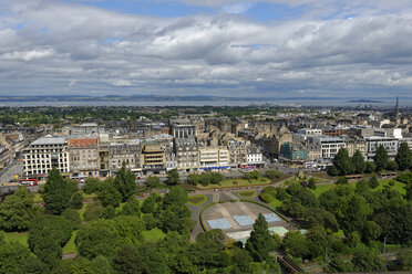 UK, Schottland, Edinburgh, Blick auf die Stadt vom Edinburgh Castle - LBF01616