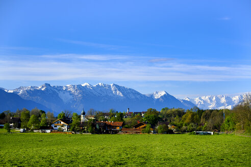 Deutschland, Bayern, Oberbayern, Blick auf Spatzenhausen mit Alpen im Hintergrund - LBF01619