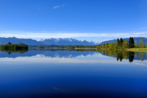 Deutschland, Bayern, Oberbayern, Staffelsee mit Alpen, im Hintergrund - LBF01620