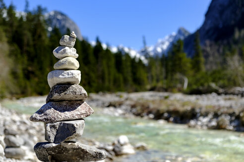 Österreich, Tirol, Hinterautal, Steinhaufen an der Isar - LBF01622