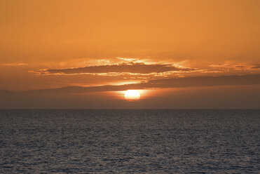 Spanien, malerischer Sonnenuntergang am Meer - DHCF00097