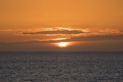 Spanien, malerischer Sonnenuntergang am Meer - DHCF00097