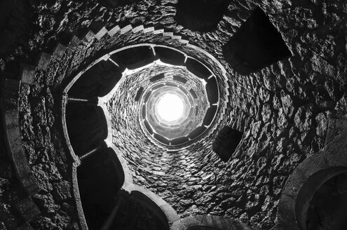 Portugal, Quinta da Regaleira, Brunnenschacht mit spiralförmigem Sternkranz - DHCF00099