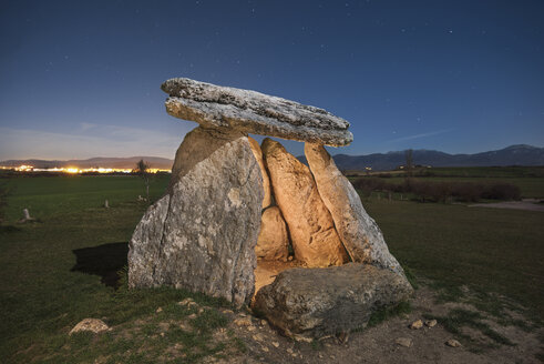 Spanien, Alava, Dolmen bei sternenklarer Nacht - DHCF00100