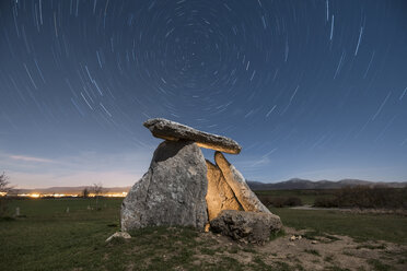 Spanien, Alava, Dolmen bei sternenklarer Nacht - DHCF00101