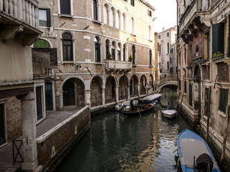 Italien, Venedig, Blick auf engen Kanal - SBDF03249