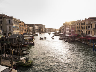 Italien, Venedig, Canale Grande in der Abenddämmerung von der Rialto-Brücke aus gesehen - SBDF03251