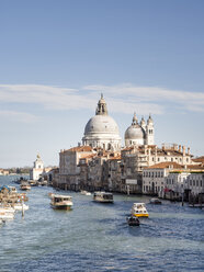 Italien, Venedig, Blick auf den Canal Grande und die Kirche Santa Maria della Salute von der Ponte dell'Accademia aus gesehen - SBDF03254