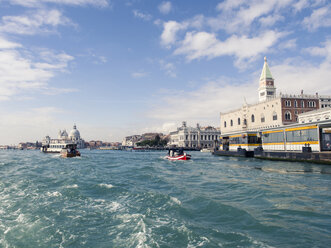 Italien, Venedig, Blick auf Dogenpalast und Campanile vom Boot aus gesehen - SBDF03255