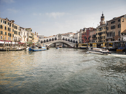 Italien, Venedig, Blick auf den Canal Grande und die Rialto-Brücke - SBDF03256