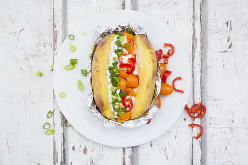 Gebackene Kartoffel mit Quark und Schnittlauch, Paprika, Tomate und Frühlingszwiebeln - LVF06219