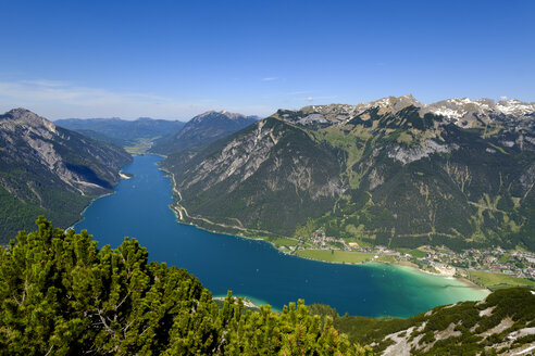 Österreich, Tirol, Blick auf den Achensee mit Rofan und Pertisau im Hintergrund - LBF01626