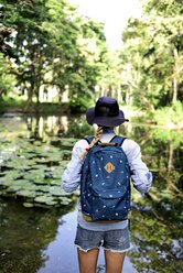 Rückenansicht einer Frau mit Rucksack und Blick auf den See - ECPF00002