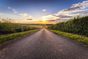 Großbritannien, Schottland, East Lothian, leere Landstraße bei Sonnenuntergang - SMAF00763