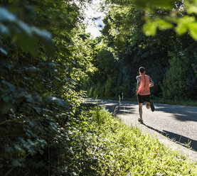 Young man running in the park - UUF11103