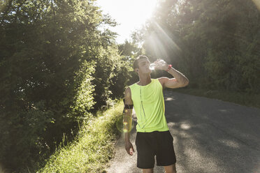 Jogger im Park trinkt Wasser - UUF11105