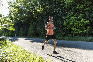 Young man running in the park - UUF11108