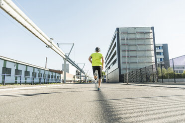 Junge Athletin beim Joggen in der Stadt - UUF11109