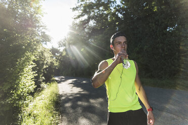 Jogger im Park trinkt Wasser - UUF11111