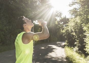 Jogger in the park drinking water - UUF11116