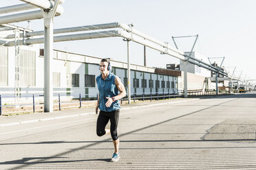 Junge Athletin beim Joggen in der Stadt - UUF11123