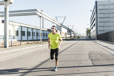 Junge Athletin beim Joggen in der Stadt - UUF11126