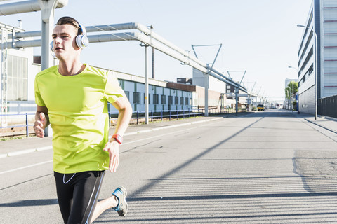 Junge Athletin beim Joggen in der Stadt, lizenzfreies Stockfoto