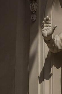 Deutschland, Berlin, Deutscher Dom, Hand der Skulptur - JMF00398