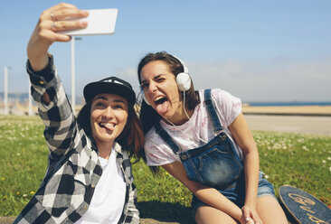 Portrait of two young women taking selfie with smartphone - DAPF00785