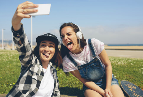 Porträt von zwei jungen Frauen, die ein Selfie mit einem Smartphone machen - DAPF00785