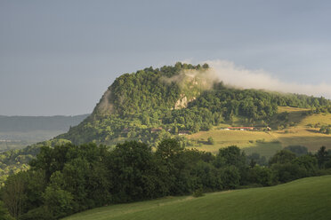 Deutschland, Baden-Württemberg, Bodenseekreis, Hegau, Blick auf den Hohentwiel nach Starkregen - ELF01859