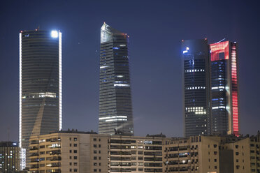 Spanien, Madrid, beleuchtete Wolkenkratzer im Finanzviertel bei Nacht - DHCF00102