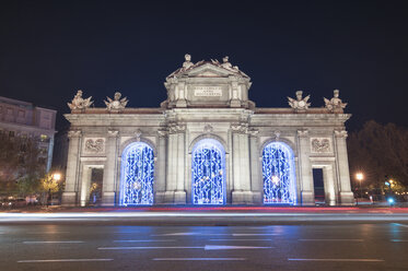 Spanien, Madrid, Puerta de Alcala bei Nacht - DHCF00104