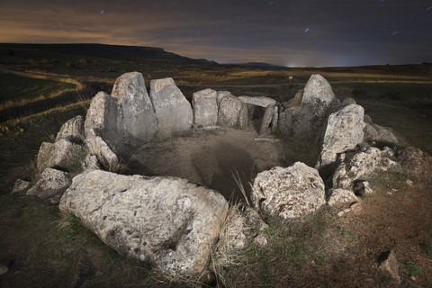 Spanien, Cubillejo de Lara, Dolmen von Mazariegos bei sternenklarer Nacht, lizenzfreies Stockfoto