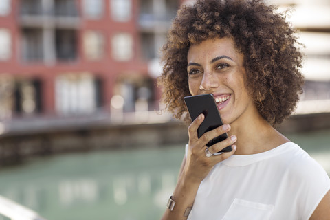 Junge Frau mit Smartphone, lizenzfreies Stockfoto