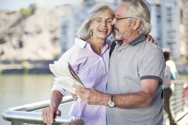 Senior couple taking a city break, holding map - ZEF14147