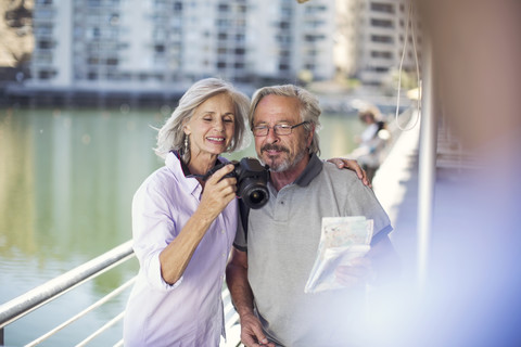 Älteres Ehepaar bei einer Städtereise, Fotos machen, lizenzfreies Stockfoto