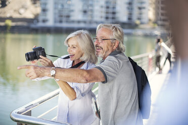 Senior couple taking a city break, taking photos - ZEF14151