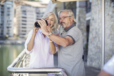 Älteres Ehepaar bei einer Städtereise, Fotos machen - ZEF14152