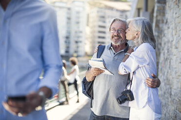 Senior couple taking a city break - ZEF14155