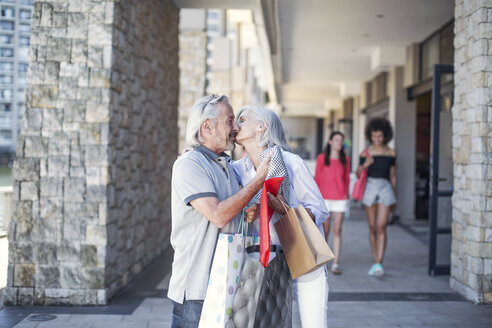 Ein älteres Paar macht eine Städtereise und geht auf Shoppingtour - ZEF14165