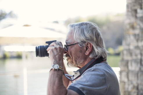 Älterer Mann beim Fotografieren mit seiner Kamera - ZEF14166