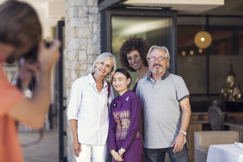 Familie fotografiert mit asiatischer Kellnerin vor einem Restaurant - ZEF14169