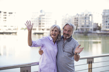 Senior couple taking a city break, having fun, waving - ZEF14170